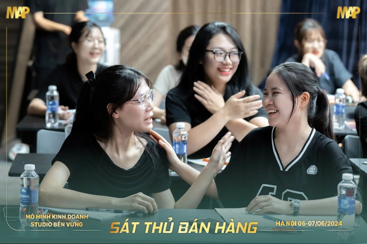 Ba học viên Sát Thủ Bán Hàng mùa 1 cười nói rôm rả bên bàn học
