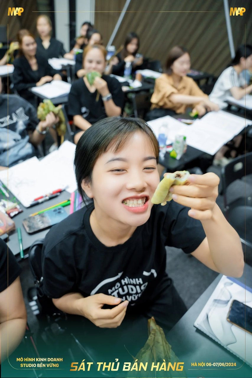 Học viên Sát Thủ Bán Hàng cười tít mắt với gói lá xanh trên tay
