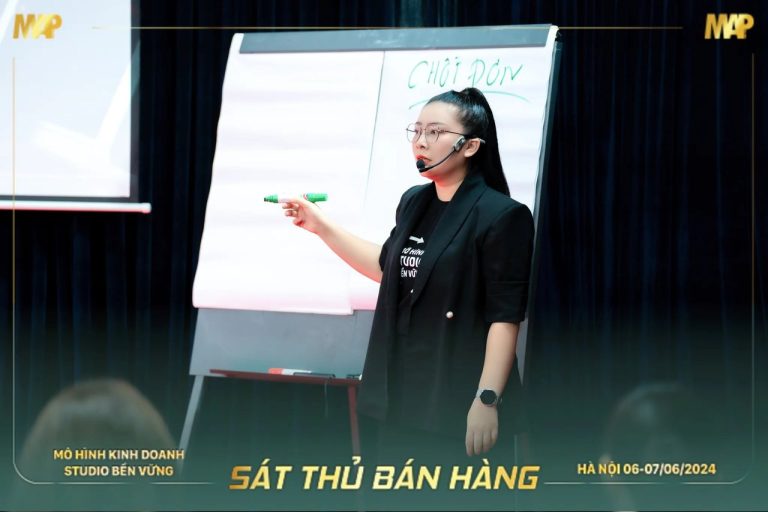 Sát Thủ Bán Hàng mùa 1, bên tấm bảng lật và màn chiếu, ảnh 1