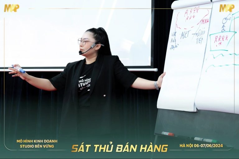 Sát Thủ Bán Hàng mùa 1, bên tấm bảng lật và màn chiếu, ảnh 5