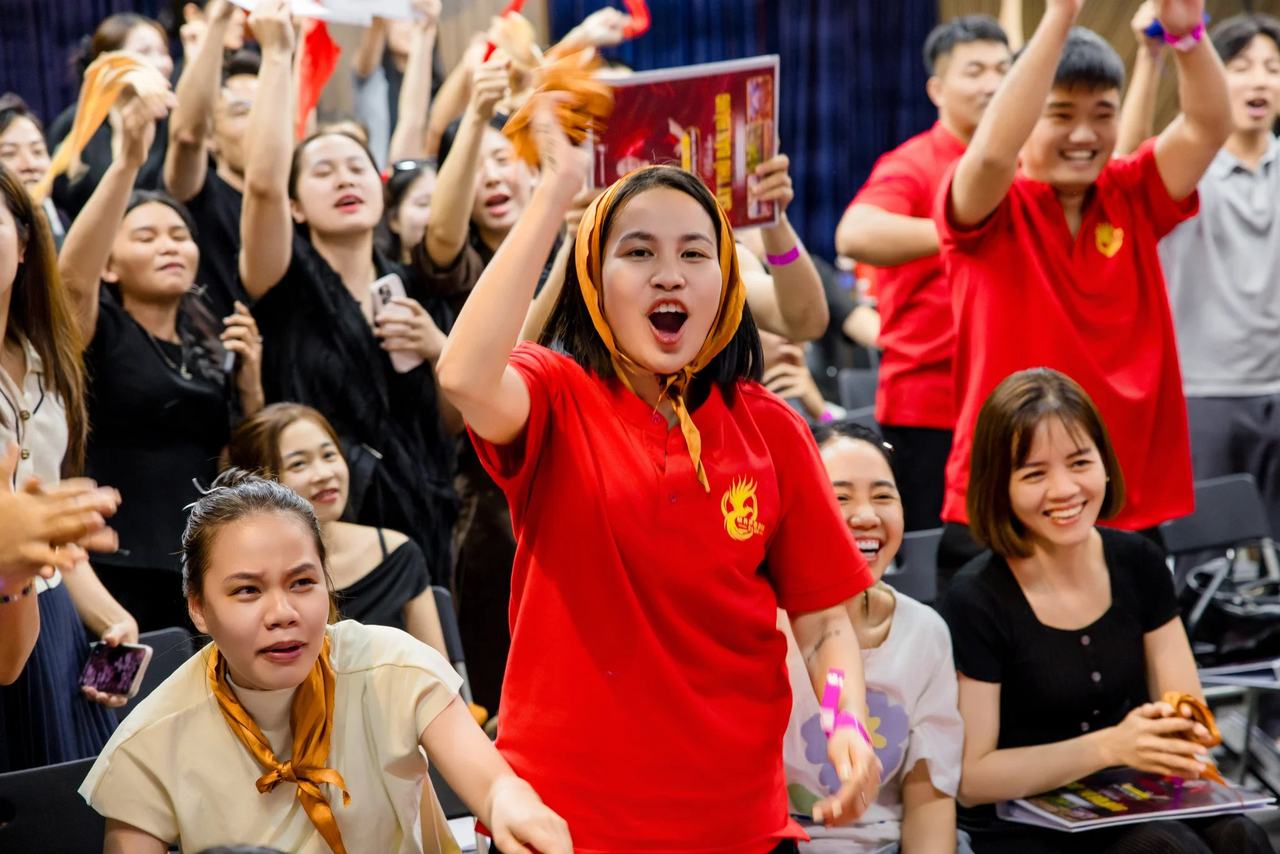 Học viên Sát Thủ Bán Hàng mùa 11 reo hò vung khăn giữa hội trường