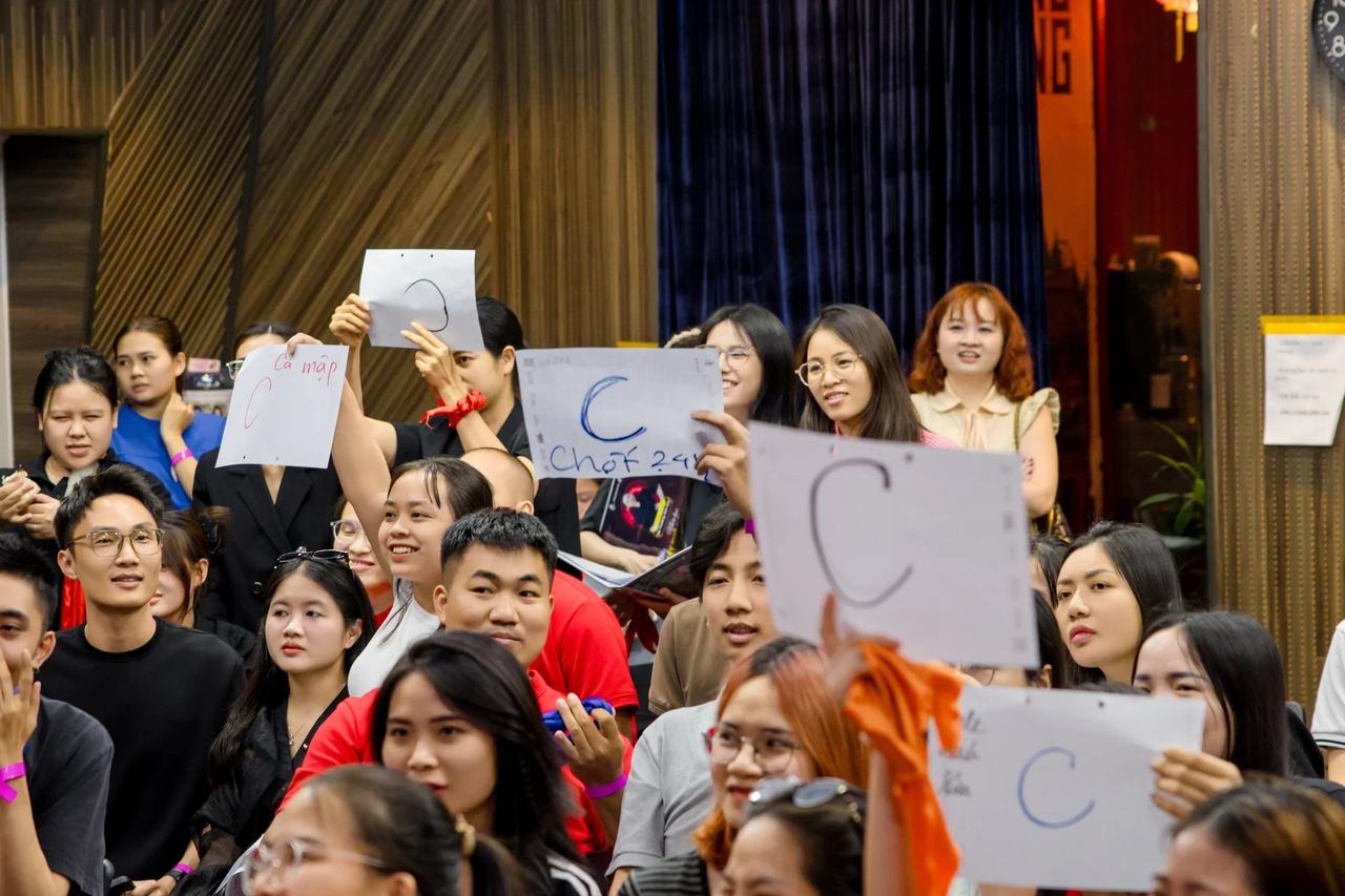 Học viên Sát Thủ Bán Hàng giơ thẻ chữ C để chọn đáp án