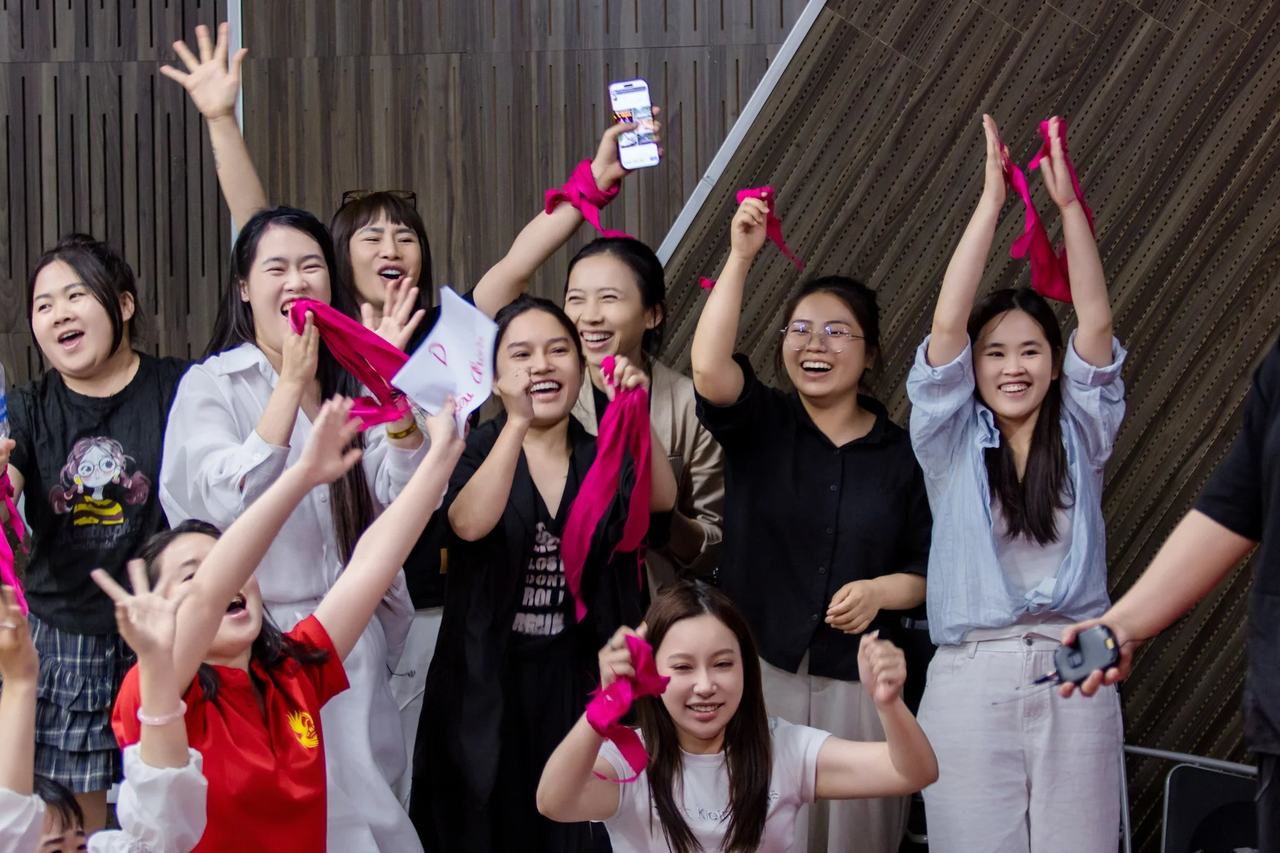 Nhóm học viên Sát Thủ Bán Hàng tung khăn hồng reo vui