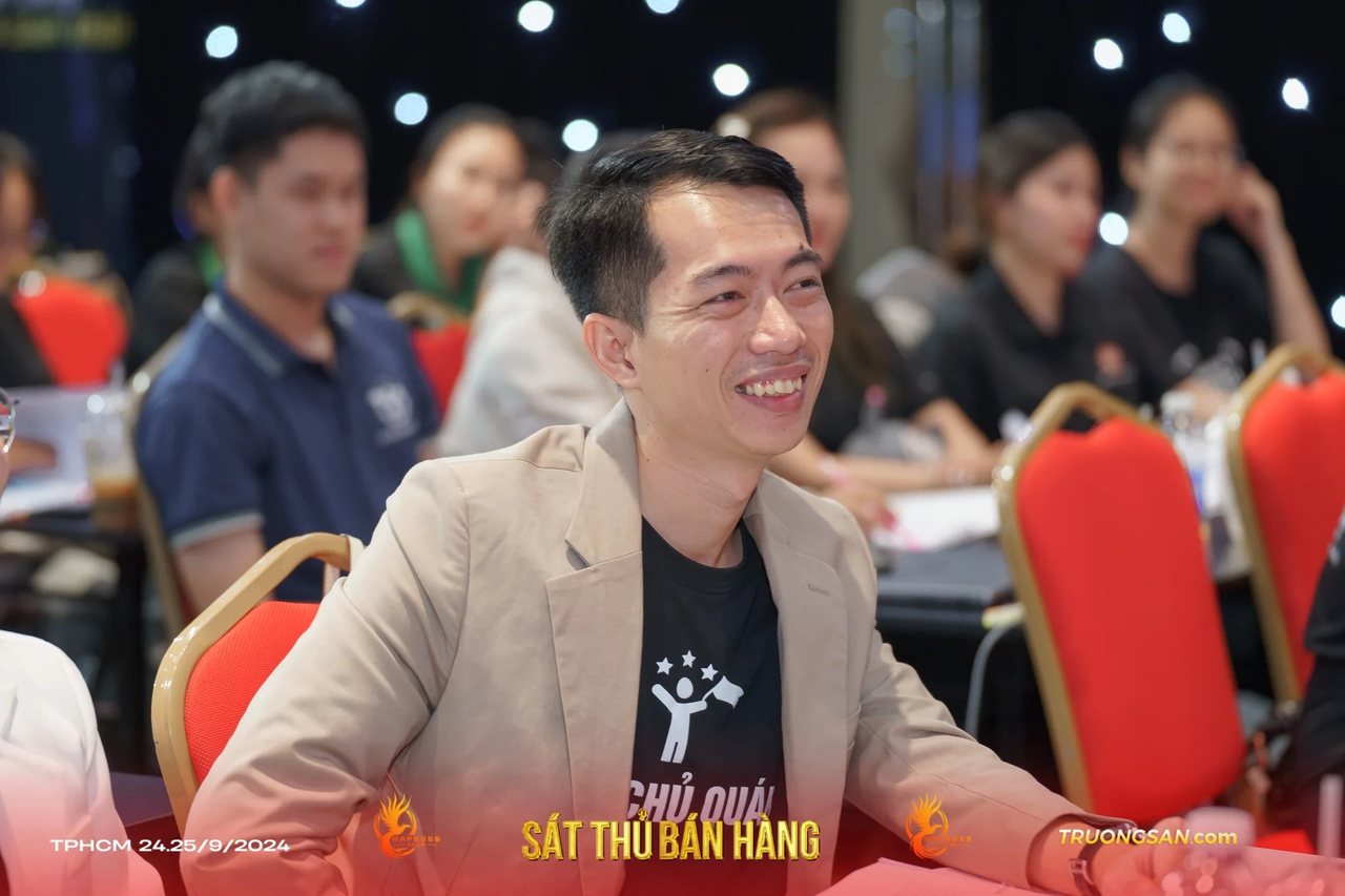 Học viên nam lớp Sát Thủ Bán Hàng mùa 2 cười lớn trong giờ học
