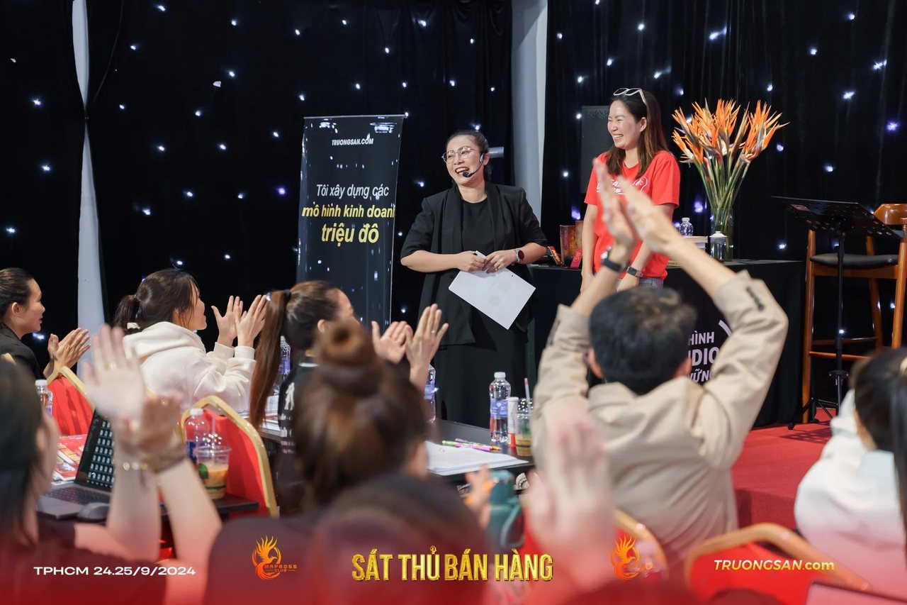 Cả lớp Sát Thủ Bán Hàng mùa 2 giơ tay reo hò hưởng ứng