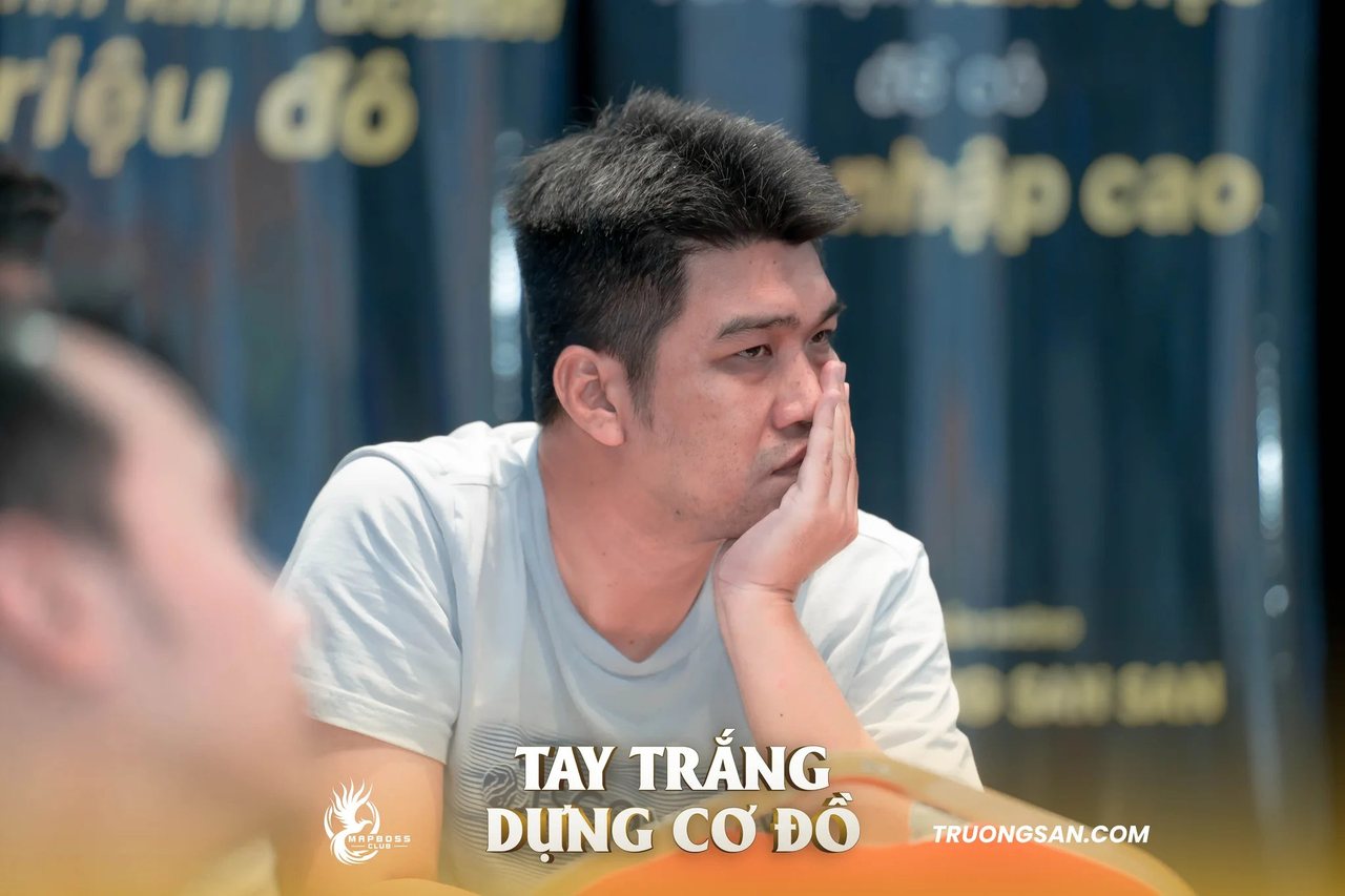 Học viên Tay Trắng Dựng Cơ Đồ chống tay lên má trầm ngâm nghe giảng