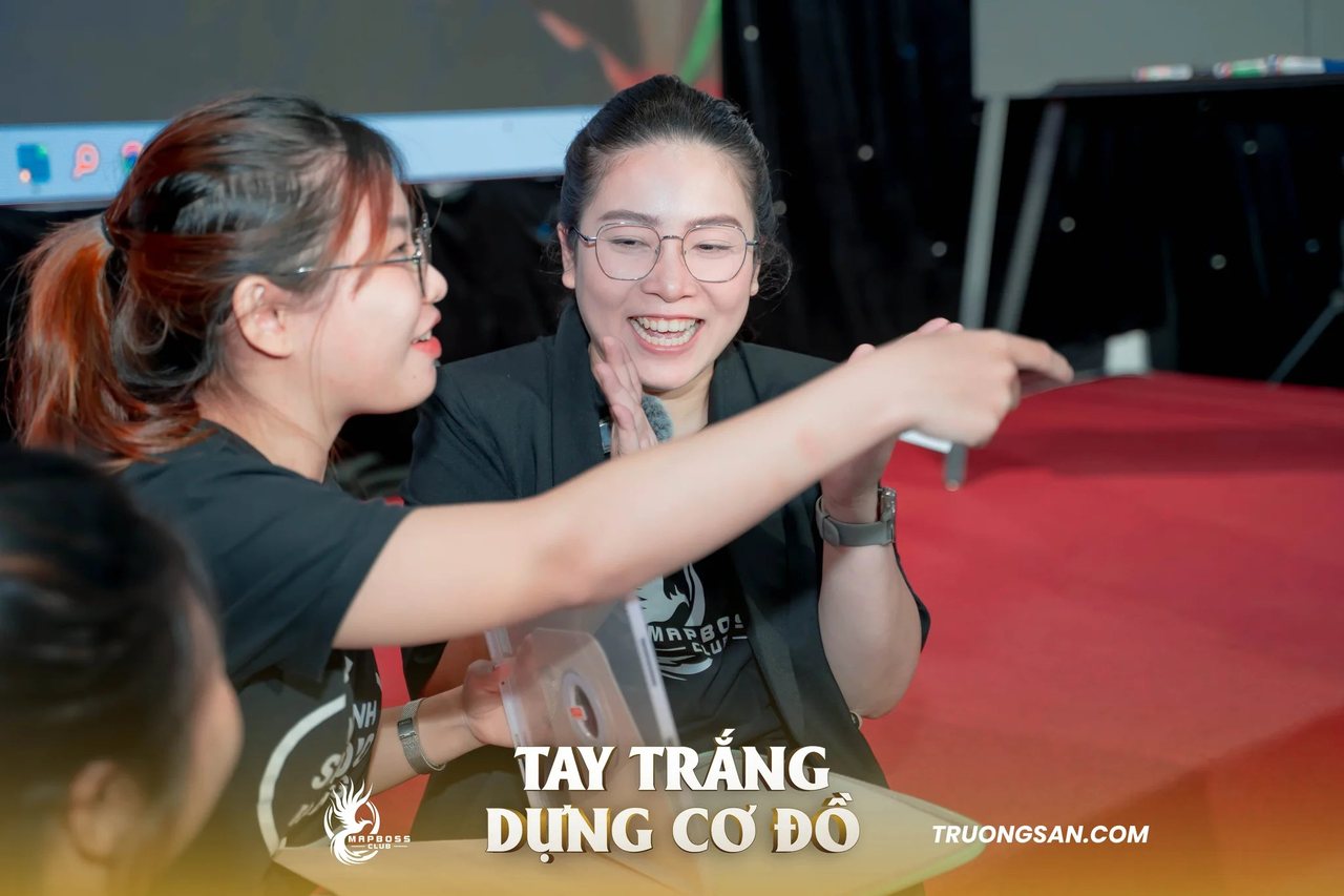 Học viên Tay Trắng Dựng Cơ Đồ hào hứng chỉ tay khi thảo luận nhóm