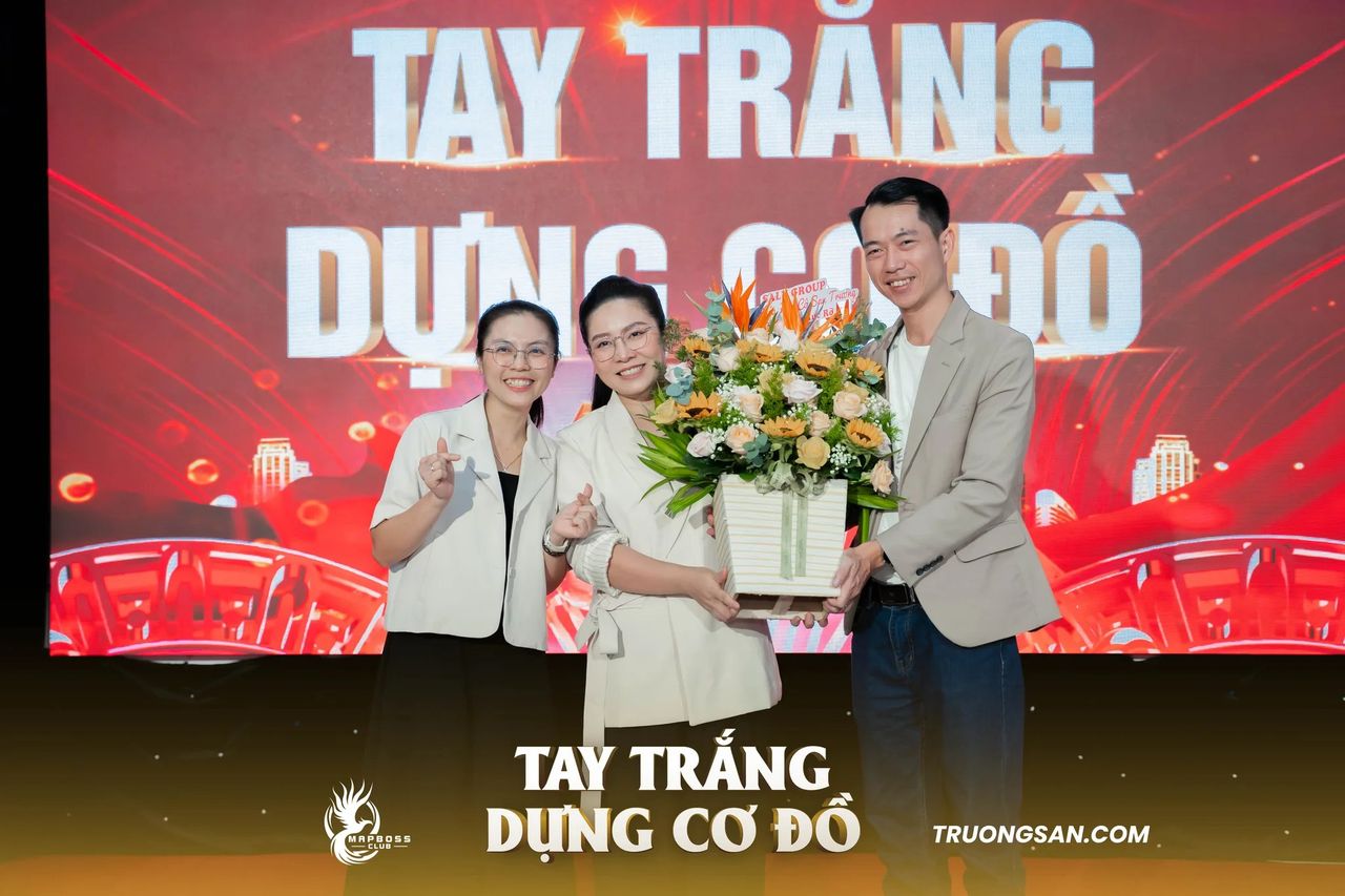 Giỏ hoa được trao cho người dẫn dắt Tay Trắng Dựng Cơ Đồ trên sân khấu