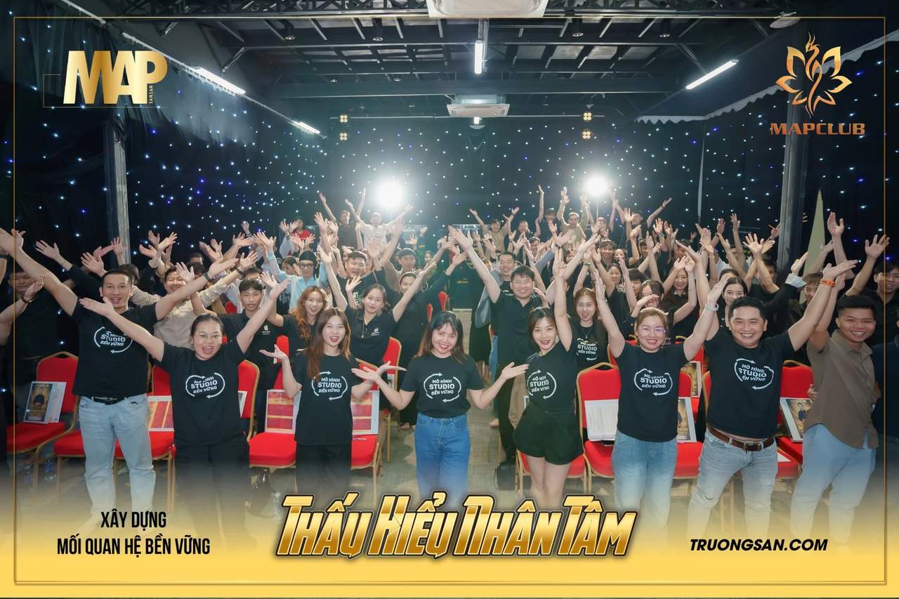 Học viên Thấu Hiểu Nhân Tâm mùa 1 giơ cao tay reo hò trong khán phòng