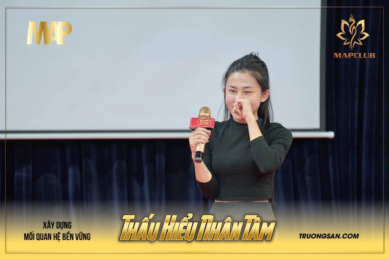Nữ học viên Thấu Hiểu Nhân Tâm mùa 2 cầm micro, đưa tay che mặt khóc