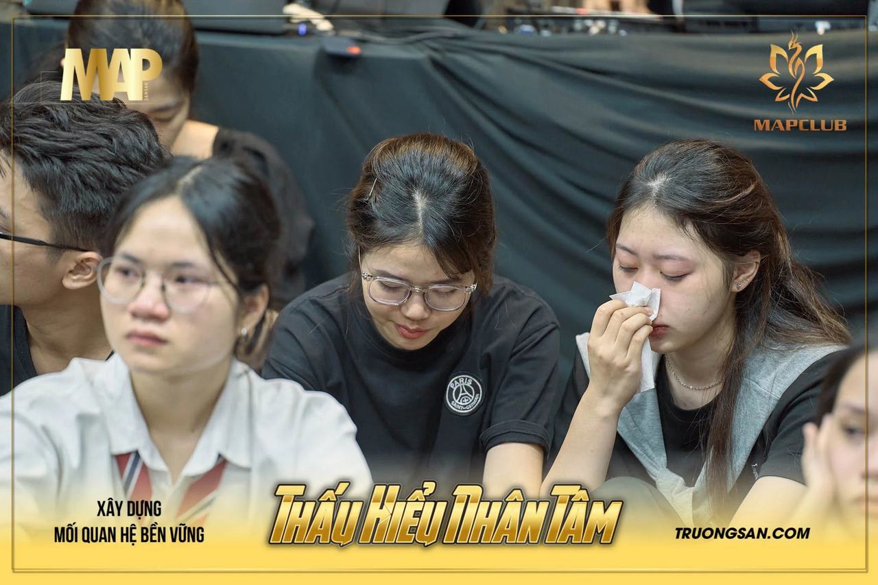Học viên lớp Thấu Hiểu Nhân Tâm mùa 2 lau nước mắt bằng khăn giấy