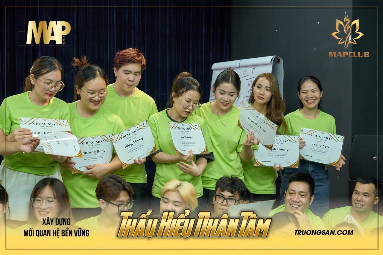 Học viên Thấu Hiểu Nhân Tâm mùa 2 cười tươi, cầm tờ giấy in tên mình