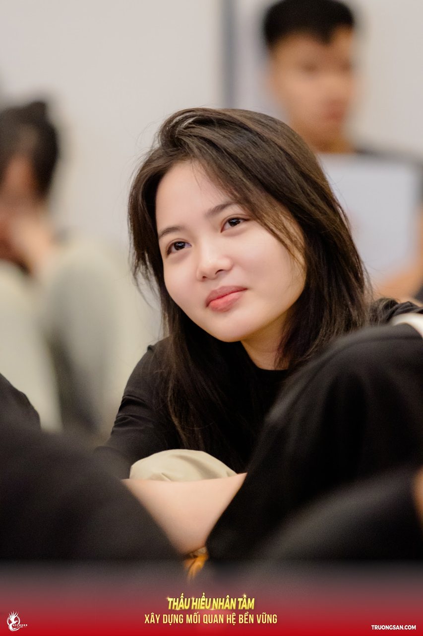 Nữ học viên Thấu Hiểu Nhân Tâm mùa 3 ngồi lắng nghe, ánh mắt xa xăm