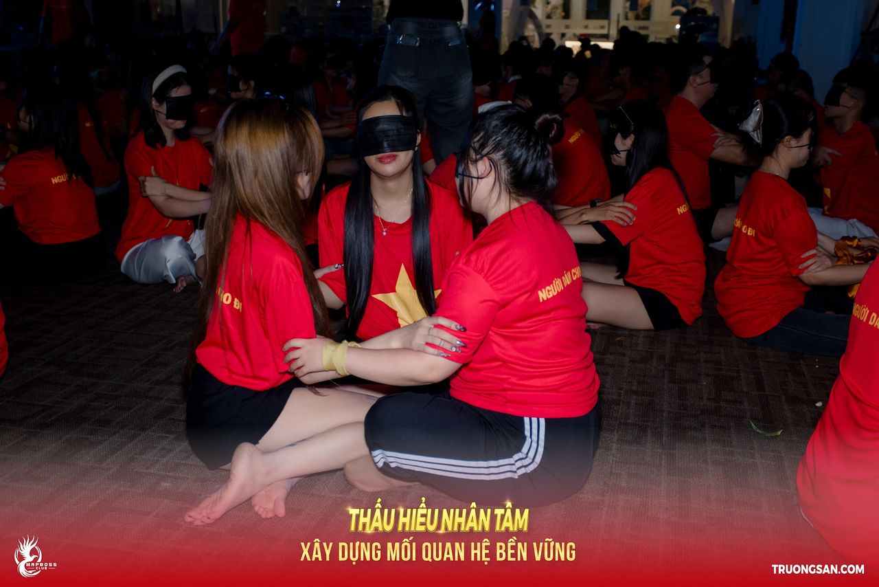 Học viên bịt mắt được bạn ôm từ phía sau tại lớp Thấu Hiểu Nhân Tâm