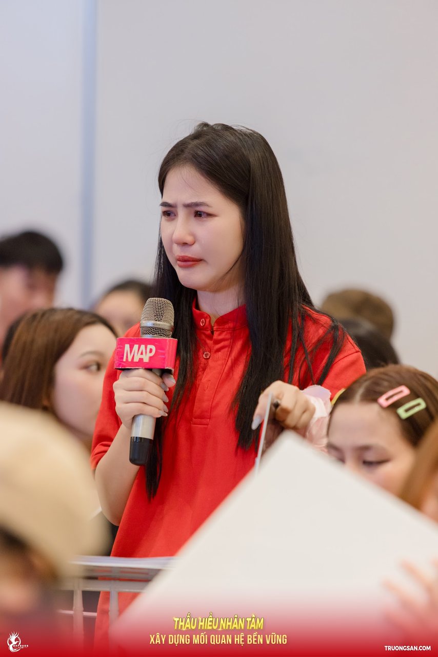 Học viên áo đỏ cầm micro với đôi mắt đỏ hoe ở Thấu Hiểu Nhân Tâm