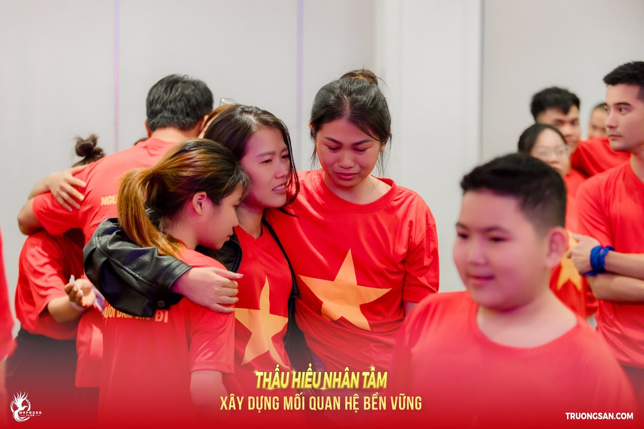 Học viên Thấu Hiểu Nhân Tâm mùa 3 ôm nhau khóc giữa sảnh