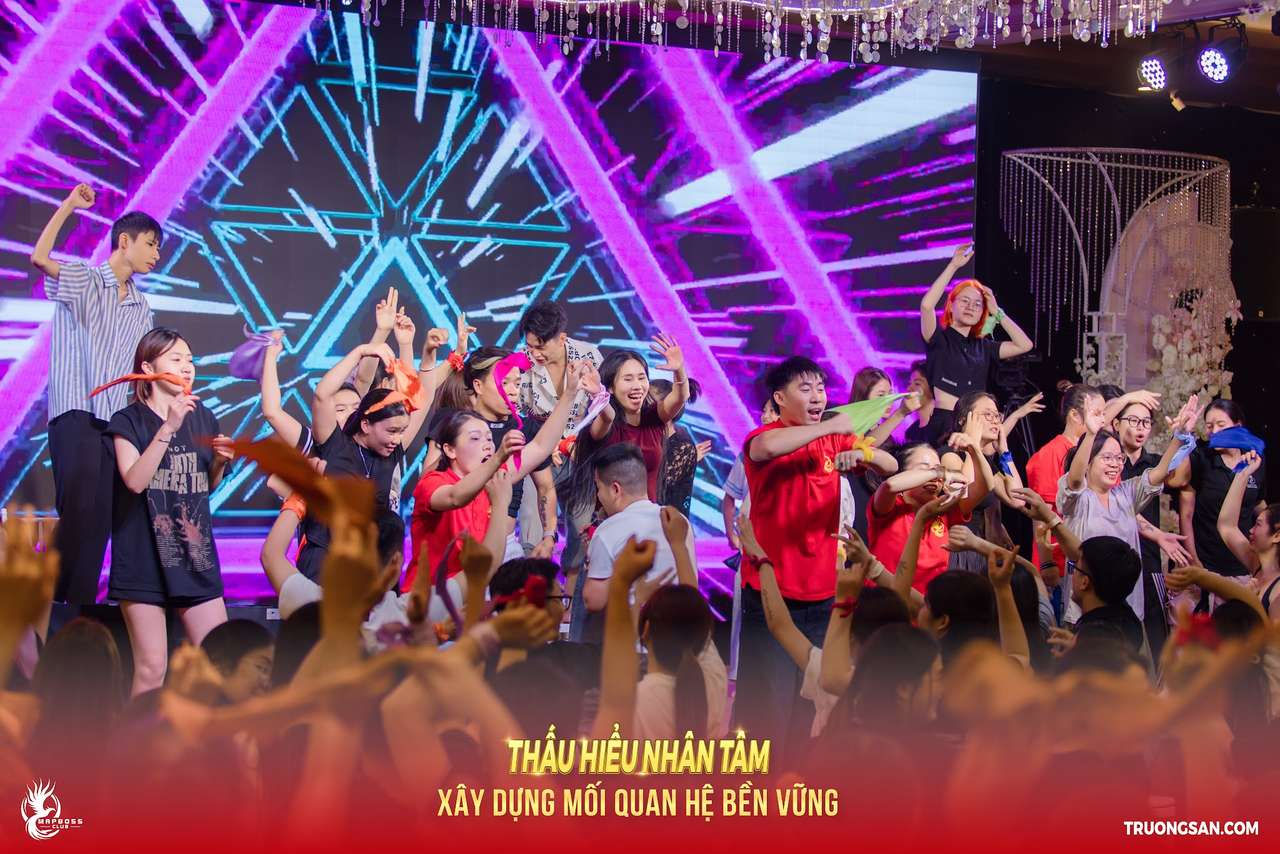 Học viên nhảy múa dưới đèn tím trên sân khấu Thấu Hiểu Nhân Tâm mùa 3