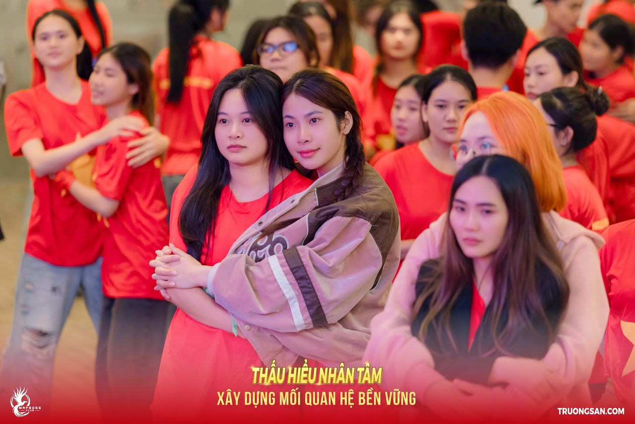 Các học viên Thấu Hiểu Nhân Tâm mùa 3 đứng sát nhau, mắt còn đỏ