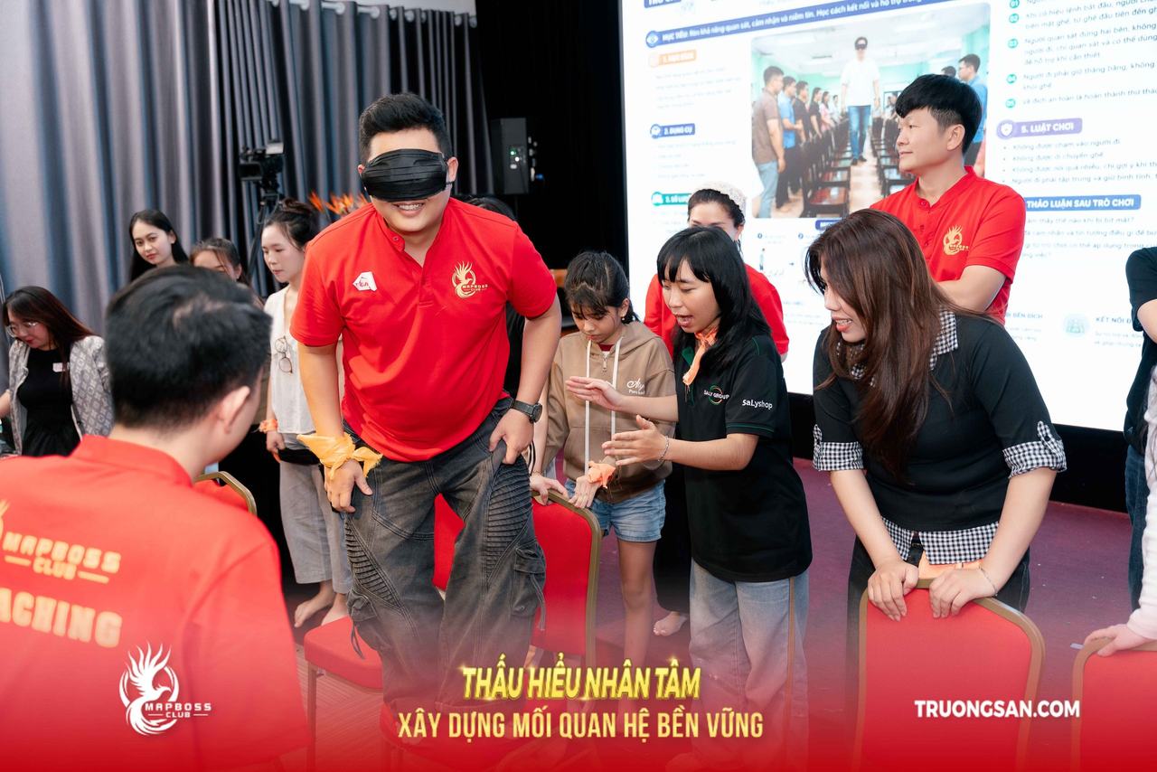 Học viên bịt mắt bước giữa hàng ghế đỏ tại Thấu Hiểu Nhân Tâm mùa 4