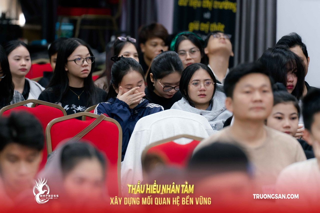 Nữ học viên Thấu Hiểu Nhân Tâm mùa 4 đưa tay che mặt khóc
