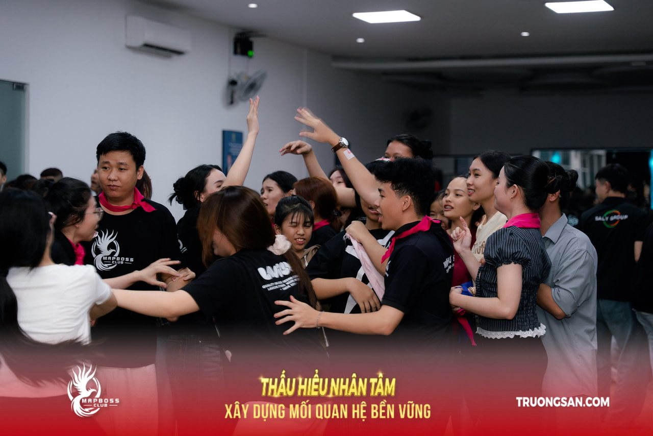 Học viên Thấu Hiểu Nhân Tâm mùa 4 dang tay tiến về phía nhau