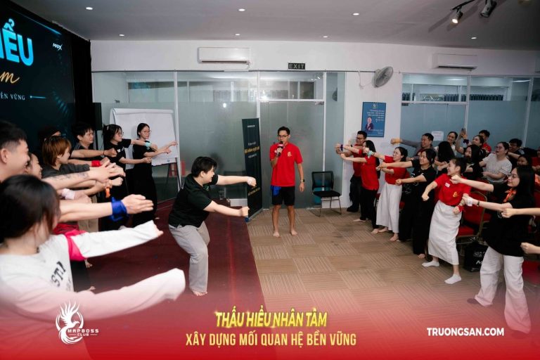 Thấu Hiểu Nhân Tâm mùa 4, trò chơi trên sàn và bài giảng trên màn chiếu, ảnh 2