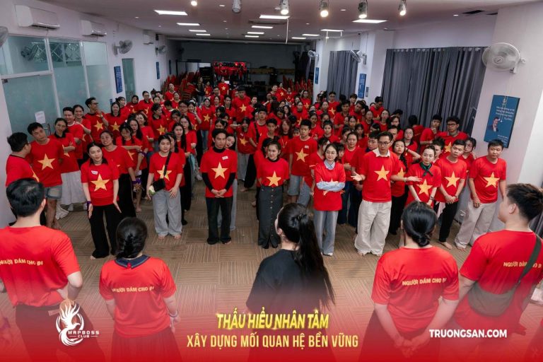 Thấu Hiểu Nhân Tâm mùa 4, trò chơi trên sàn và bài giảng trên màn chiếu, ảnh 3