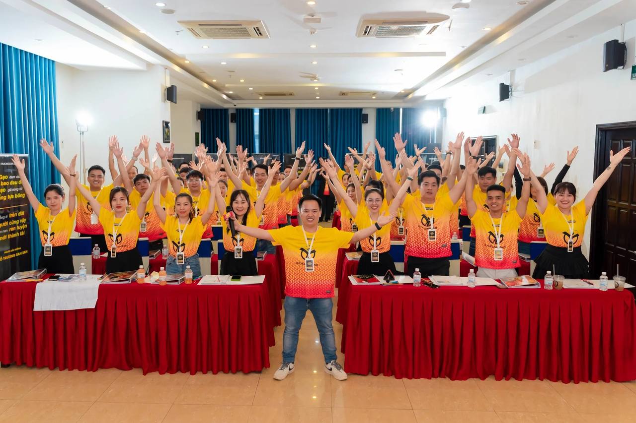 Cả lớp Vị Thế Lãnh Đạo mùa 2 mặc áo vàng giơ cao hai tay