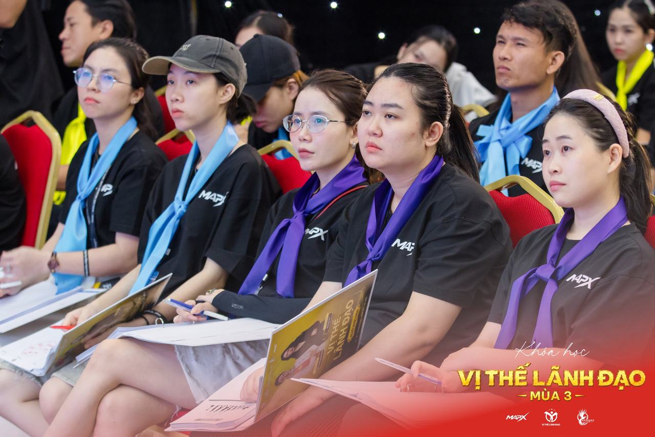 Học viên Vị Thế Lãnh Đạo mùa 3 đeo khăn màu chăm chú nghe giảng
