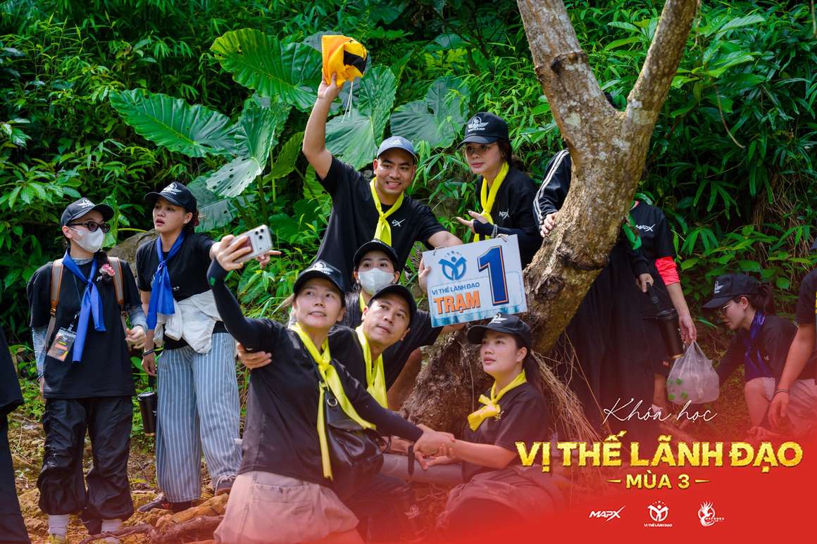 Một đội Vị Thế Lãnh Đạo mùa 3 reo mừng khi tới trạm trong rừng
