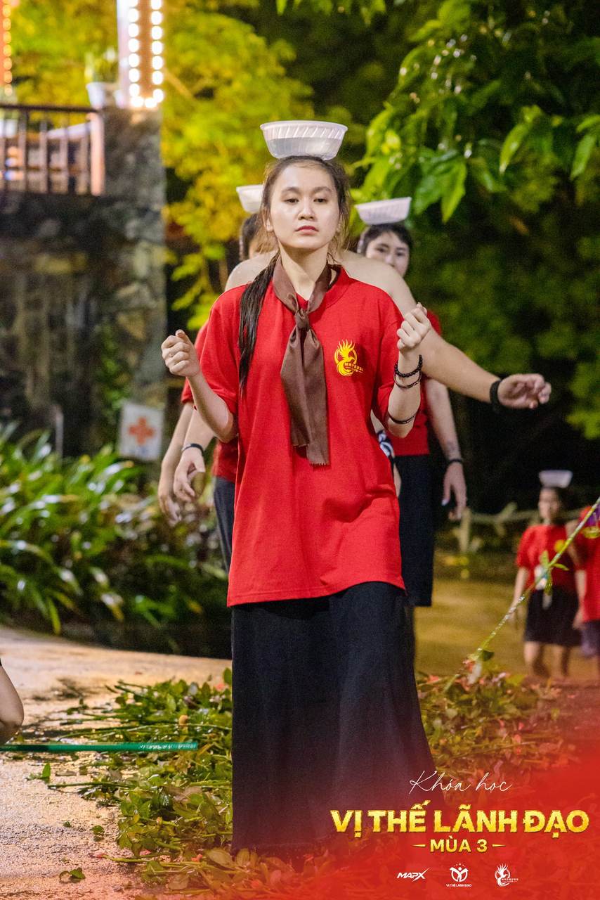 Học viên Vị Thế Lãnh Đạo mùa 3 đội bát trên đầu bước đi dưới mưa