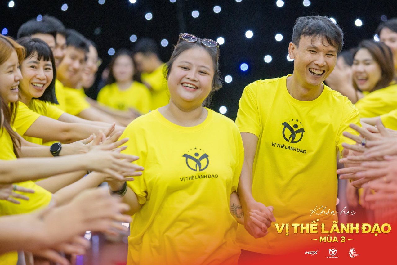 Hai học viên Vị Thế Lãnh Đạo mùa 3 nắm tay cười rạng rỡ