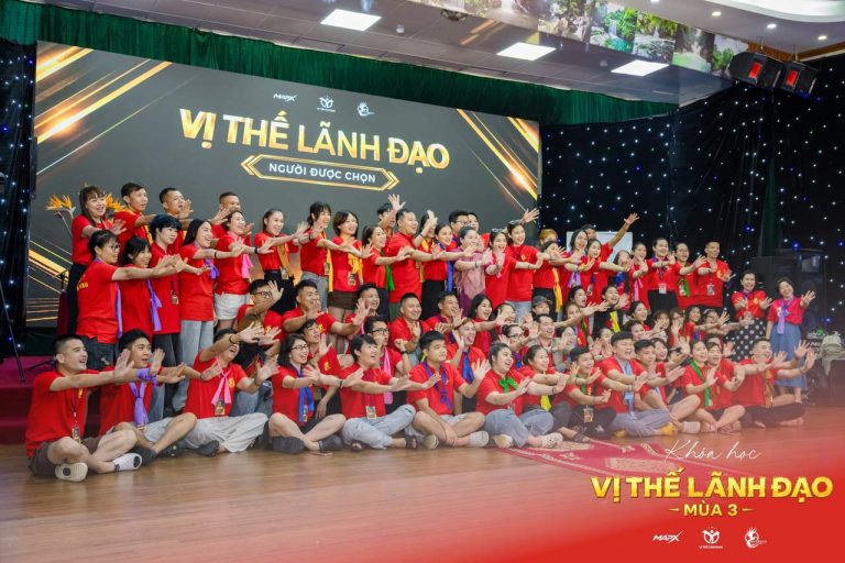 Vị Thế Lãnh Đạo mùa 3, áo vàng, cờ vàng và tấm ảnh chung, ảnh 1