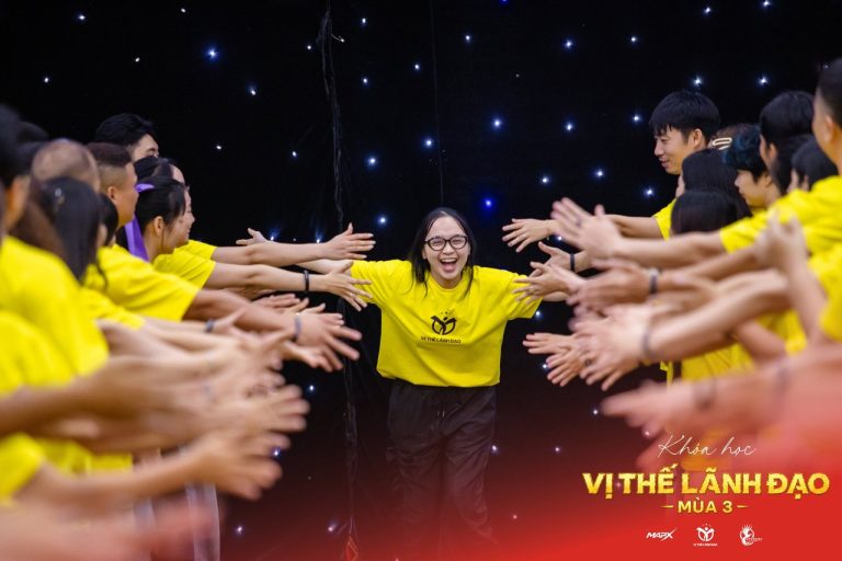 Vị Thế Lãnh Đạo mùa 3, áo vàng, cờ vàng và tấm ảnh chung, ảnh 3