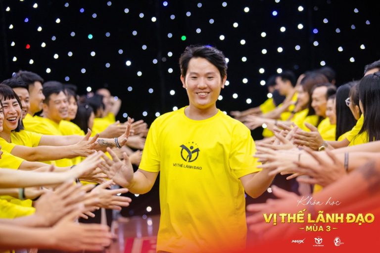 Vị Thế Lãnh Đạo mùa 3, áo vàng, cờ vàng và tấm ảnh chung, ảnh 4