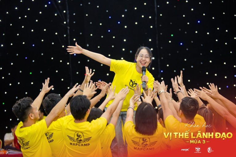 Vị Thế Lãnh Đạo mùa 3, áo vàng, cờ vàng và tấm ảnh chung, ảnh 5