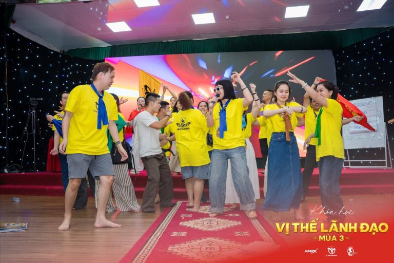 Vị Thế Lãnh Đạo mùa 3, áo vàng, cờ vàng và tấm ảnh chung, ảnh 7
