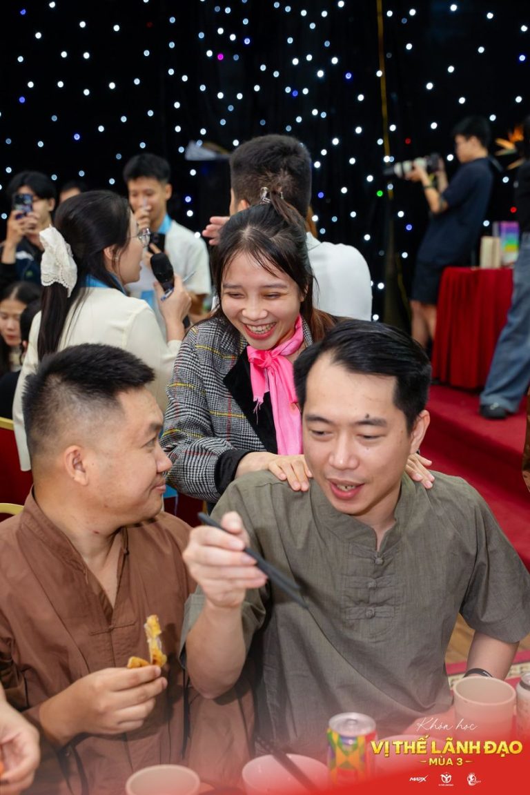 Vị Thế Lãnh Đạo mùa 3, áo vàng, cờ vàng và tấm ảnh chung, ảnh 8