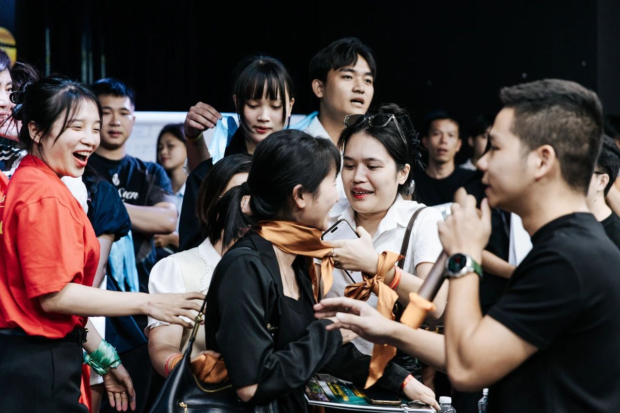 Học viên Video Marketing mùa 10 cười rạng rỡ khi nhận khăn chia đội