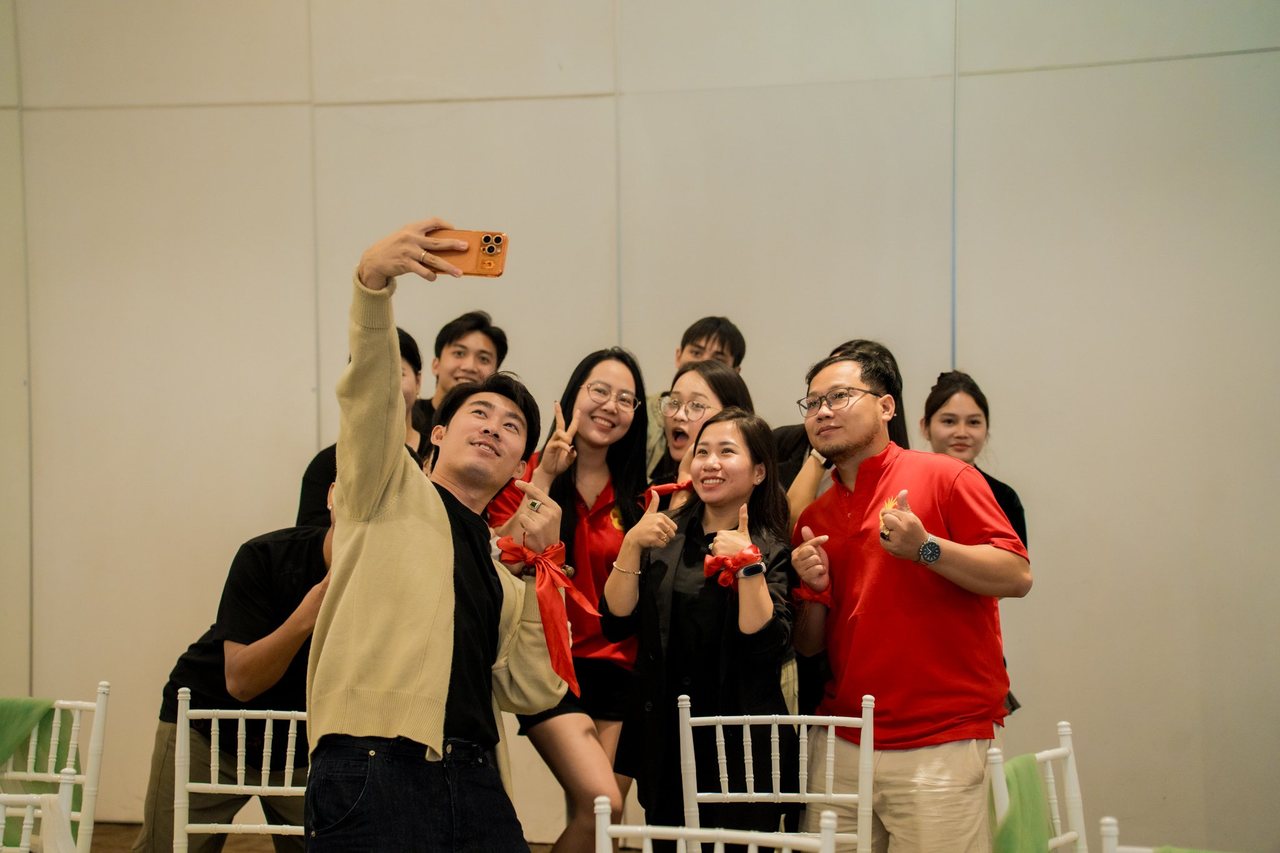 Nhóm học viên Video Marketing mùa 11 chụp selfie giữa sảnh học ở Hà Nội