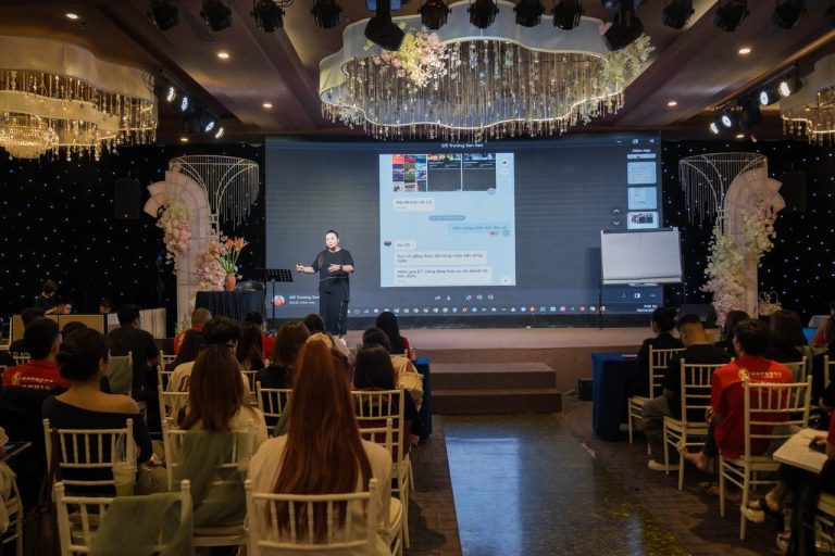 Video Marketing mùa 11, giờ giảng giữa đèn chùm và vòm hoa, ảnh 1