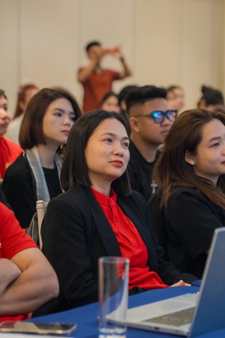 Video Marketing mùa 11, giờ giảng giữa đèn chùm và vòm hoa, ảnh 4