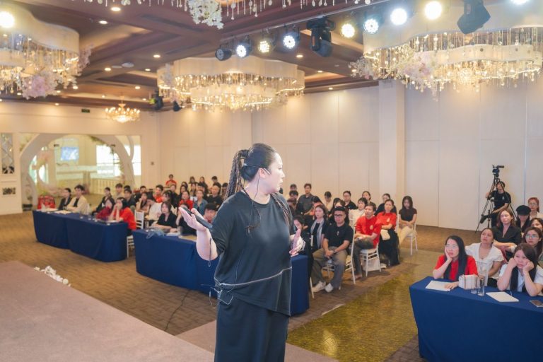 Video Marketing mùa 11, giờ giảng giữa đèn chùm và vòm hoa, ảnh 7
