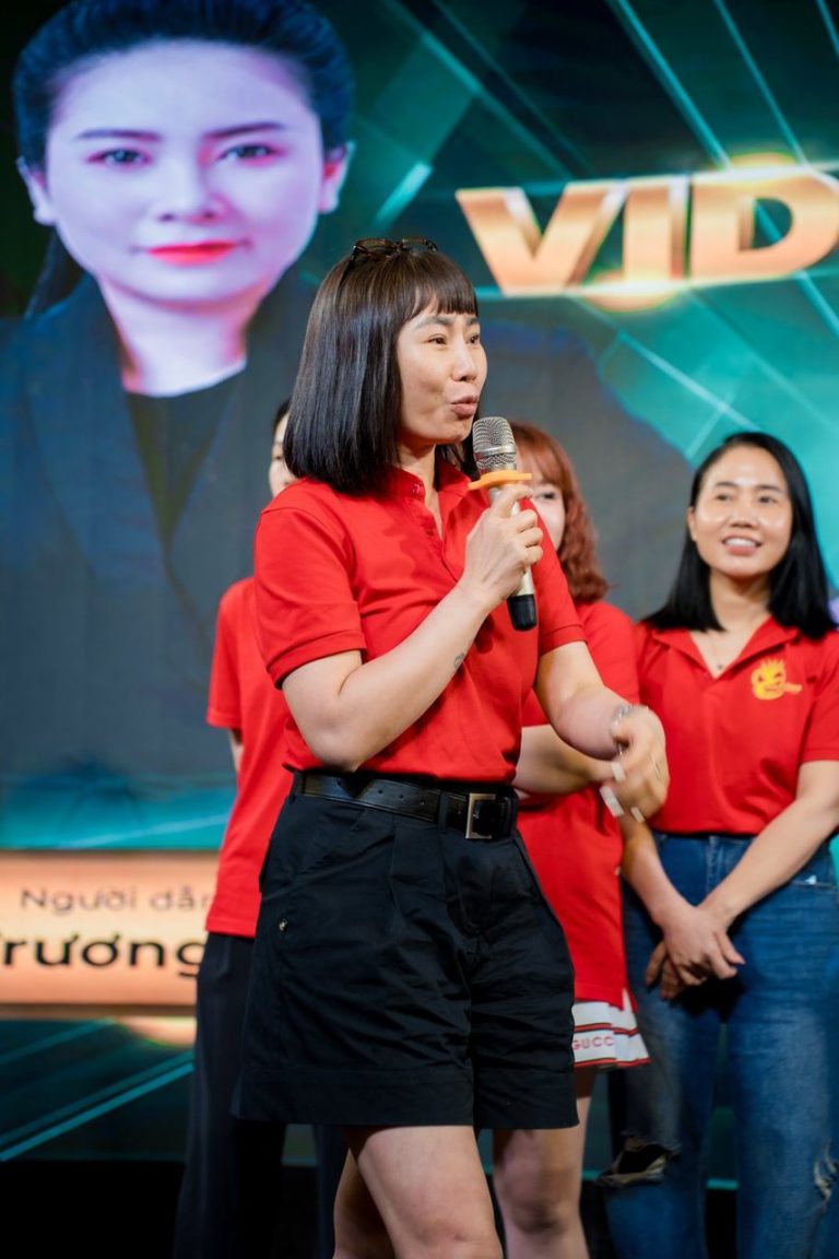 Video Marketing mùa 11, khăn màu tung bay trước màn hình lớn, ảnh 1