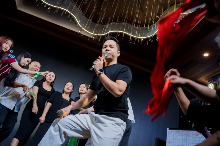 Video Marketing mùa 11, khăn màu tung bay trước màn hình lớn, ảnh 2