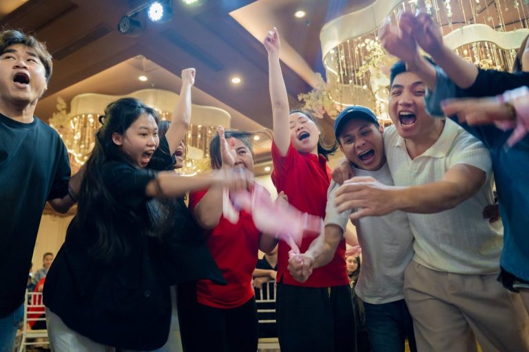 Video Marketing mùa 11, khăn màu tung bay trước màn hình lớn, ảnh 3