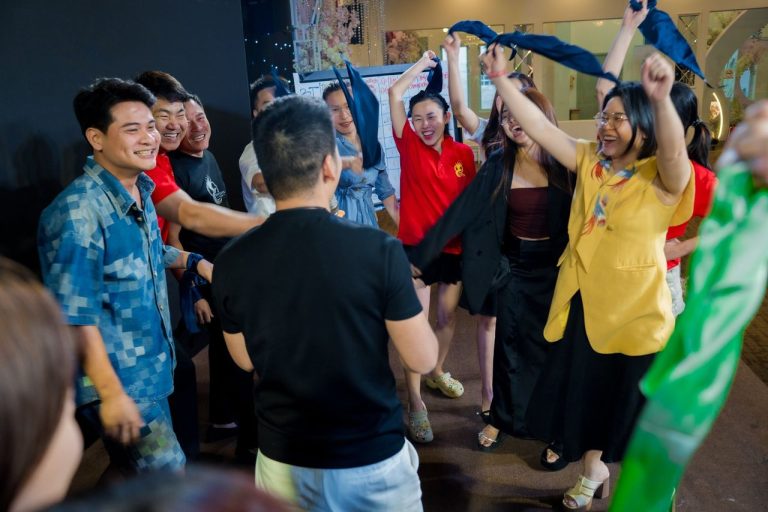 Video Marketing mùa 11, khăn màu tung bay trước màn hình lớn, ảnh 4