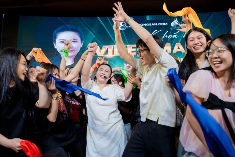 Video Marketing mùa 11, khăn màu tung bay trước màn hình lớn, ảnh 6