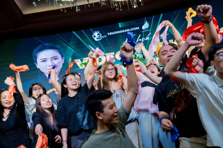 Video Marketing mùa 11, khăn màu tung bay trước màn hình lớn, ảnh 8