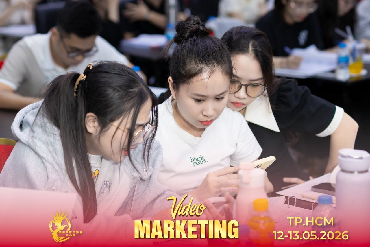 Ba nữ học viên Video Marketing mùa 12 chụm đầu xem điện thoại